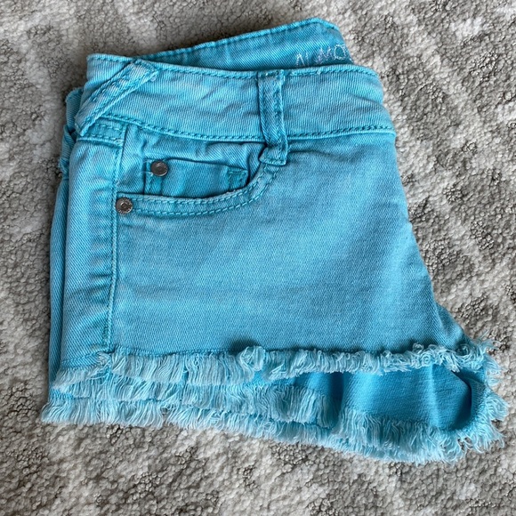 •Almost Famous• Low-Rise Distressed Shorts - Picture 4 of 9